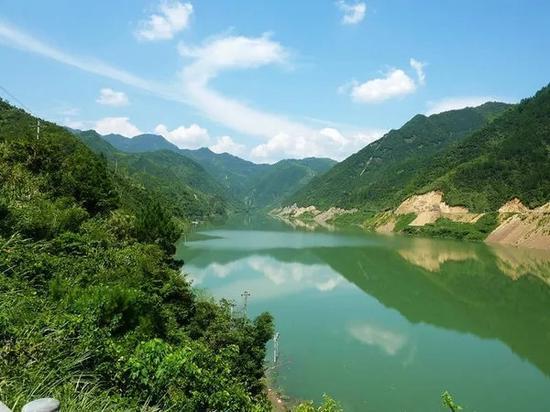 张佳宁新剧开播,饰演音乐学院高材生,去农村白事吹唢呐